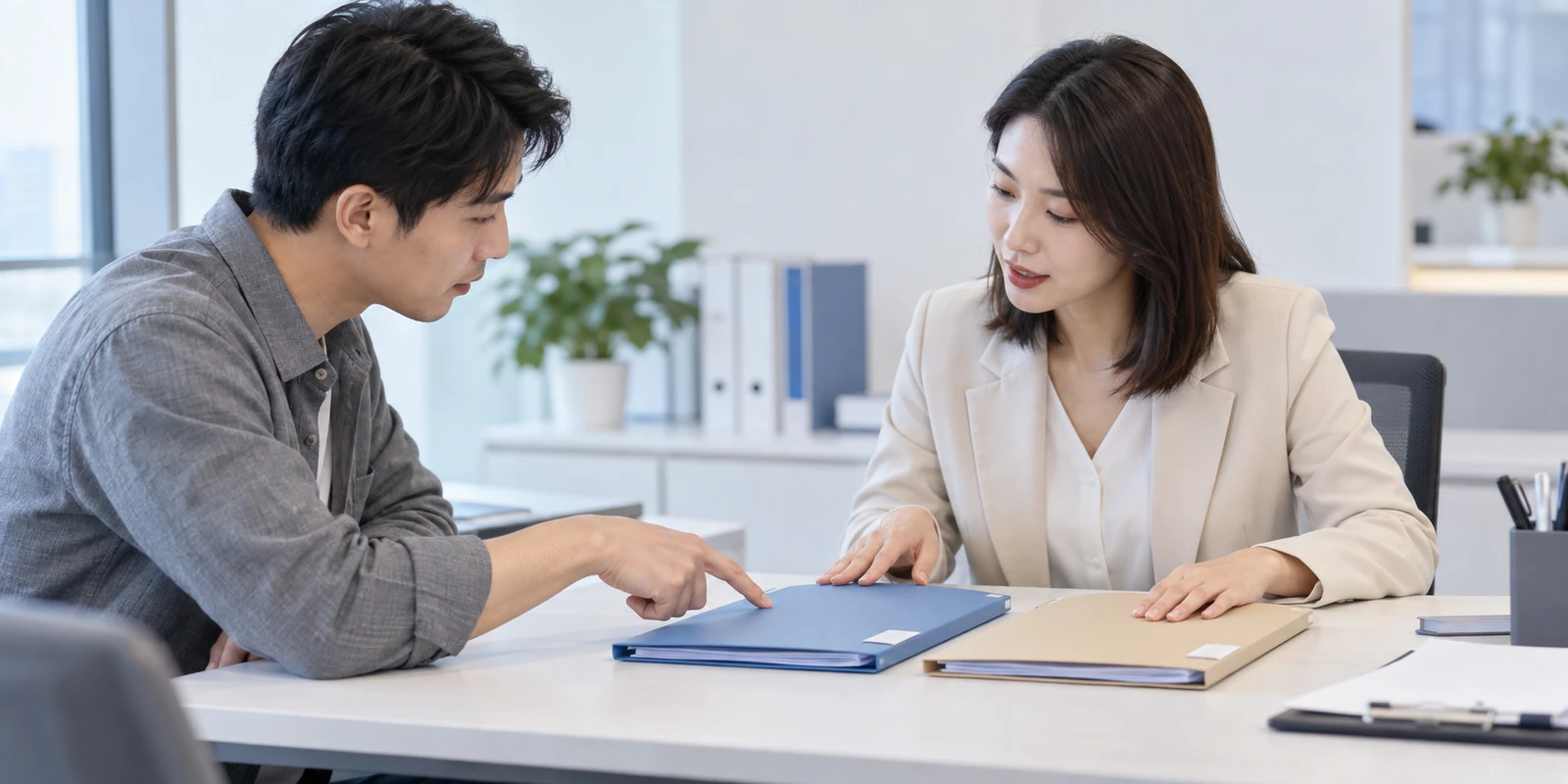 亲子鉴定客户与工作人员确认到访时间及办理安排 成年人在咨询桌前核对亲子鉴定报告用途与办理路线