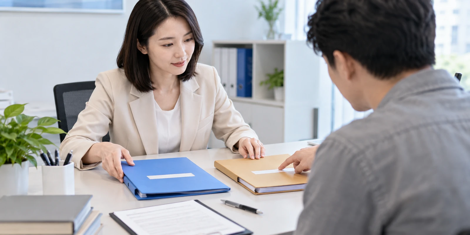 亲子鉴定客户与工作人员确认到访时间及办理安排 成年人在咨询桌前核对亲子鉴定报告用途与办理路线