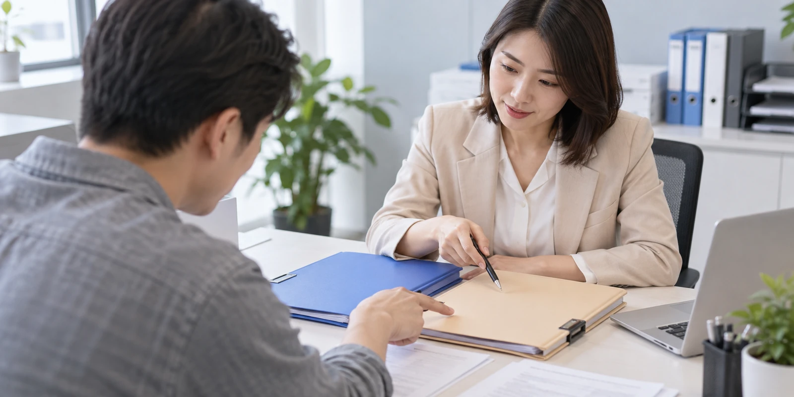 亲子鉴定客户与工作人员确认到访时间及办理安排 成年人在咨询桌前核对亲子鉴定报告用途与办理路线